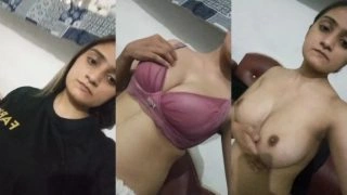 Sexy Pakistani Girl Shows Her Boobs