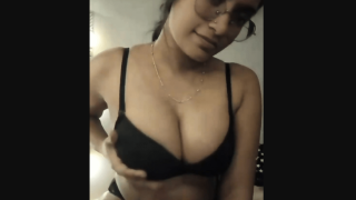 Sexy Srilankan Big Boobs Girl Showing Her Nudes To Boyfriend On Video Call