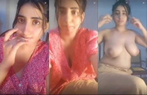 Sexy Desi Girl Shows Her Boobs on Live Cam