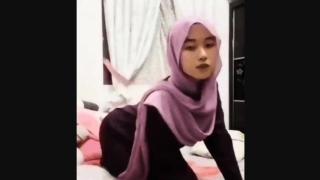 Hijabi Cam Girl Showing Her Nude