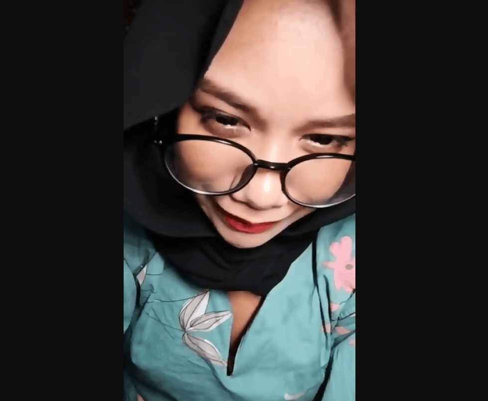 Horny Arab Hijabi Girl Showing Her Nude Body