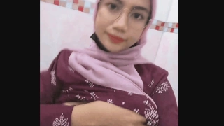 Arab Girl Showing Her Boobs