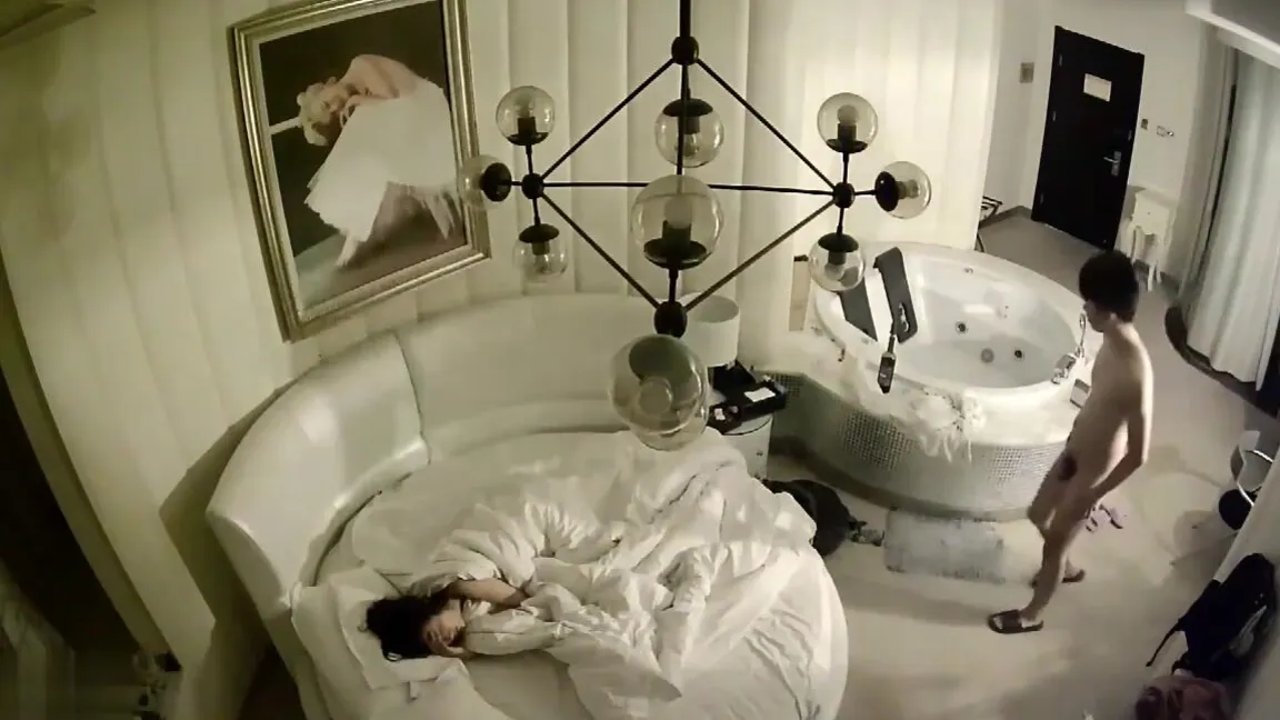 China Couple Fuck from Bed to Bathtub Hotel CCTV Leak Sex MMS