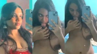 Desi Girl Sucking her Boobs Viral Sex